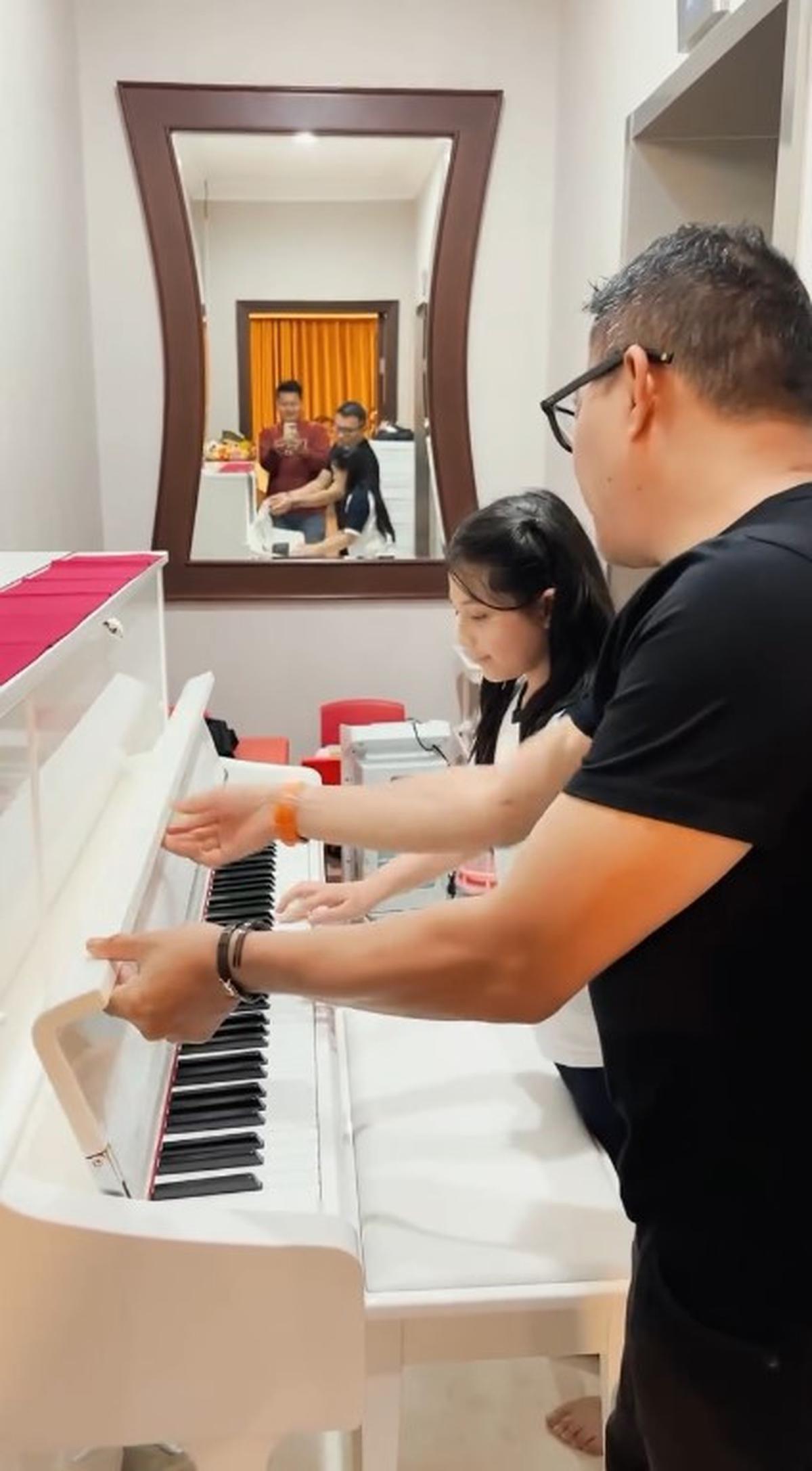 7 Potret Arsy Hermansyah Dapat Hadiah Piano Baru dari Anang dan Ashanty, Senangnya Luar Biasa