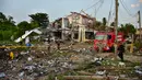 Foto-foto AFP dari tempat kejadian menunjukkan gudang itu menjadi puing-puing dan logam bengkok. (Madare TOHLALA / AFP)