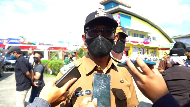 Wakil Bupati Garut Helmi Budiman saat melayani wawancara yang disampaikan wartawan beberapa waktu lalu. (Liputan6.com/Jayadi Supriadin)