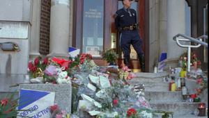 Polisi Negara Bagian Massachusetts Daniel Dhionis berjaga di Klinik Planned Parenthood Greater Boston di Brookline, Massachusetts, tempat bunga dan surat-surat ditinggalkan setelah dua wanita tewas dan lima orang terluka dalam penembakan di Planned Parenthood dan klinik lainnya. Klinik Planned Parenthood telah berulang kali menjadi target pemboman, pembakaran, dan protes. (Julia Malakie/AP)