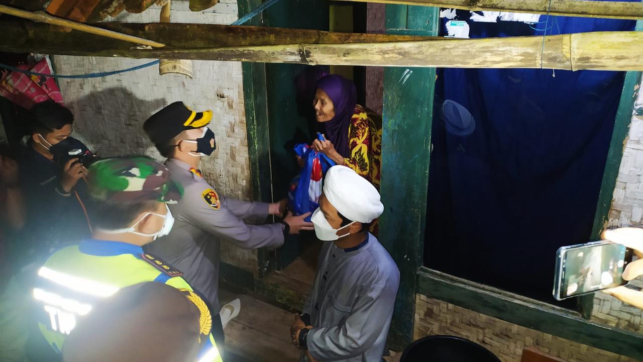 Wakil Ketua Satgas Covid-19 AKBP Wirdhanto didampingi Dandim 0611 Garut Letkol Deni Iskandar tengah memberikan bingkisan bantuan sosial sembako bagi warga miskin di kampung Batu Susun, Desa Sukahati Kecamatan Cilawu, Garut, Jawa Barat.