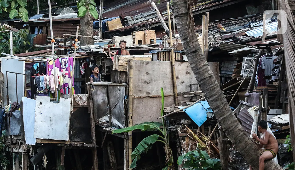 Anak-anak bermain di bantaran sungai Ciliwung, Pemukimannya, Manggarai, Jakarta, Selasa (29/9/2020). Sebab, perekonomian Indonesia saat ini sudah terdampak hebat dan diperkirakan pertumbuhannya akan terus negatif sampai akhir tahun. (Liputan6.com/Johan Tallo)