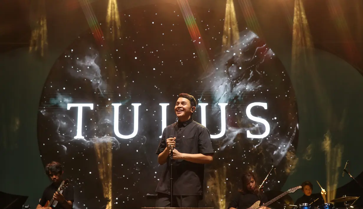 Penampilan Tulus di atas panggung Social Chic 2024 di Stadion Madya, Senayan, Jakarta, Minggu (4/8). [Foto: Adrian Putra/Fimela]