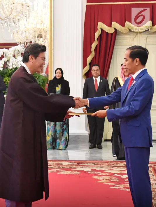 Presiden Jokowi menerima surat kepercayaan dari 11 Dubes Luar Biasa dan Berkuasa Penuh (LBBP), Jakarta, Rabu (4/4). Jokowi didampingi Menlu Retno Marsudi dan Sekretaris Kabinet Pramono Anung. (Liputan6.com/Pool/Biro Pers Setpres)