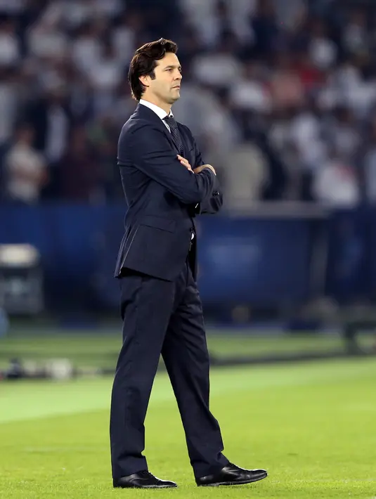 Pelatih Real Madrid, Santiago Solari melihat pemainnya saat melawan Kashima Antlers di semifinal Piala Dunia Antarklub 2018 di stadion Zayed Sports City, Uni Emirat Arab (19/12). Madrid melaju ke final melawan Al Ain. (AP Photo/Kamran Jebreili)