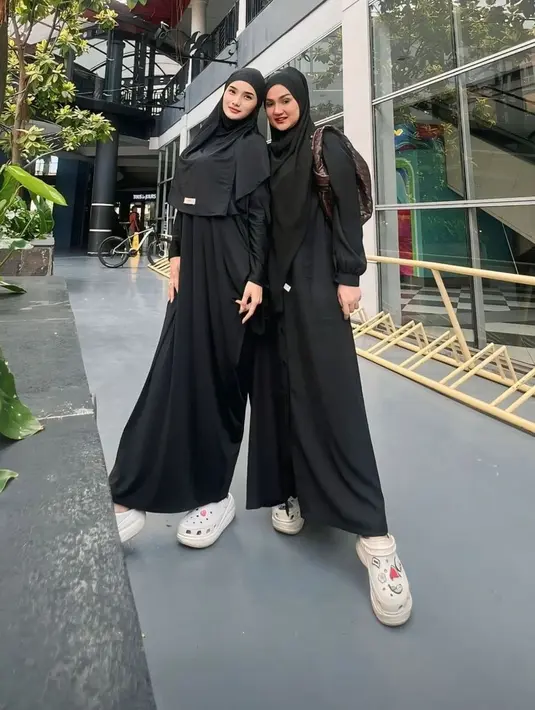 Komentar netizen pun bermunculan, salah satunya dari akun Instagram @aisyah_hijrah_99. "Mohon maaf bukan maksud menggurui, dalam Islam terutama wanita berhijab, dilarang mengikat rambutnya tinggi seperti punuk unta," tulisnya. Netizen mengingatkan bahwa penggunaan sanggul seperti ini dianggap melanggar hukum sanggul dan bisa berakibat buruk secara spiritual. (Liputan6.com/IG/@tengkudewiputri_tdp)