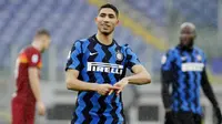 Pemain Inter Milan, Achraf Hakimi, melakukan selebrasi usai mencetak gol ke gawang AS Roma pada laga Liga Italia di Stadion Olimpico, Roma, Minggu (10/1/2021). Kedua tim bermain imbang 2-2. (AP Photo/Gregorio Borgia)