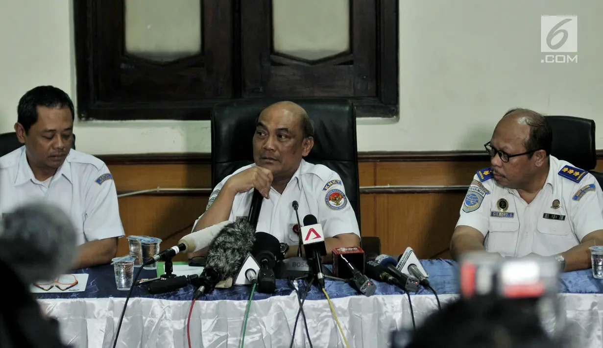 Ketua KNKT Soerjanto Tjahjono (tengah) memberi keterangan terkait perkembangan investigasi Lion Air PK-LQP di Jakarta, Kamis (21/3). KNKT membenarkan ada pilot ketiga dalam penerbangan Lion Air PK-LQP JT 043, sebelum JT 610. (merdeka.com/Iqbal Nugroho)