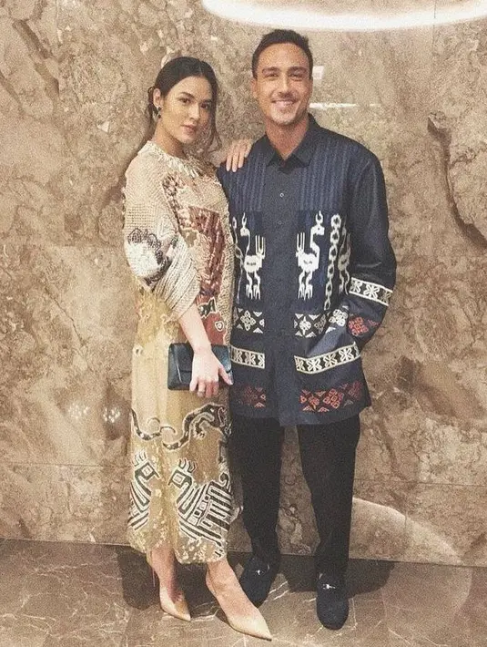 Inspirasi OOTD kondangan lainnya adalah potret berikut yang kompak pakai kain etnik. Raisa memilih long dress tenun, sedangkan Hamish dengan kemeja navy bercorak etnik.  (Instagram/raisa6690).