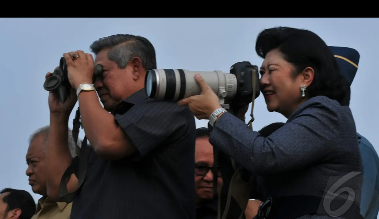 Ibu Ani Yudhoyono asyik mengabadikan patung Perdamaian Dunia dengan kameranya), Bogor, Selasa (18/8/2014) (Liputan6.com/Johan Tallo)