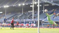Bruno Fernandes dari Manchester United, kiri, mencetak gol pembuka timnya selama pertandingan sepak bola Liga Premier Inggris antara Everton dan Manchester United di stadion Goodison Park di Liverpool, Inggris, Sabtu, 7 November 2020. (Carl Recine / Pool