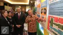 Menteri PUPR, Basuki Hadimuljono (kanan) memberikan penjelasan kepada Menteri Pengembangan Perkotaan Afghanistan Sayed Sadat Mansor Naderi saat menghadiri Asia Pasifik Urban Forum (APUF) ke-6 di Jakarta, Senin (19/10/2015). (Liputan6.com/Angga Yuniar)
