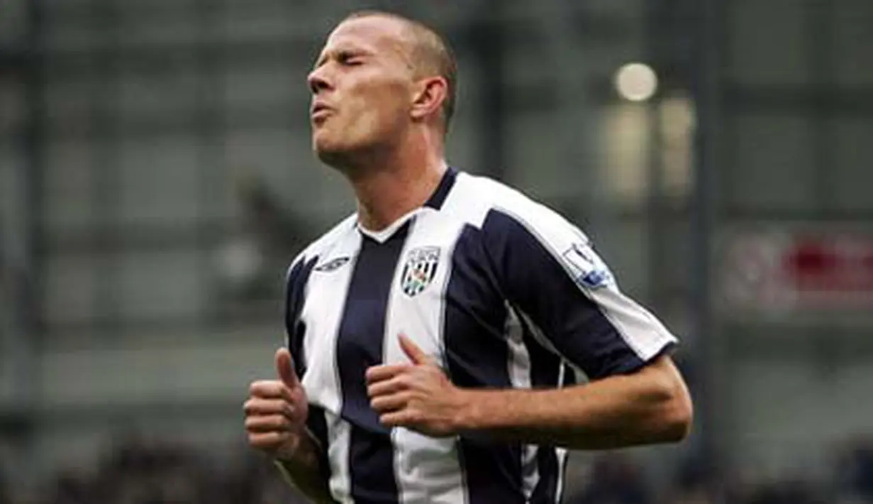 West Bromwich's Roman Bednar reacts after coming close to scoring during their Premiership mtach against Hull at home to West Bromwich at The Hawthorns stadium on October 25, 2008. AFP PHOTO/Carl de Souza