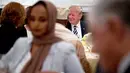Presiden Amerika Serikat, Donald Trump menggelar acara buka puasa bersama di Gedung Putih, Washington, Rabu (6/6). Di meja utama, Trump duduk bersama Dubes Arab Saudi untuk AS Pangeran Khalid bin Salman dan Dubes Yordania Dina Kawar. (AP/Andrew Harnik)