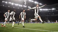 Penyerang Juventus Cristiano Ronaldo (kanan) diikuti rekan-rekan setimnya merayakan gol ke gawang Atletico Madrid pada leg kedua babak 16 besar Liga Champions di Allianz Stadium, Turin, Selasa (12/3). Juventus menang 3-0. (Marco BERTORELLO/AFP)
