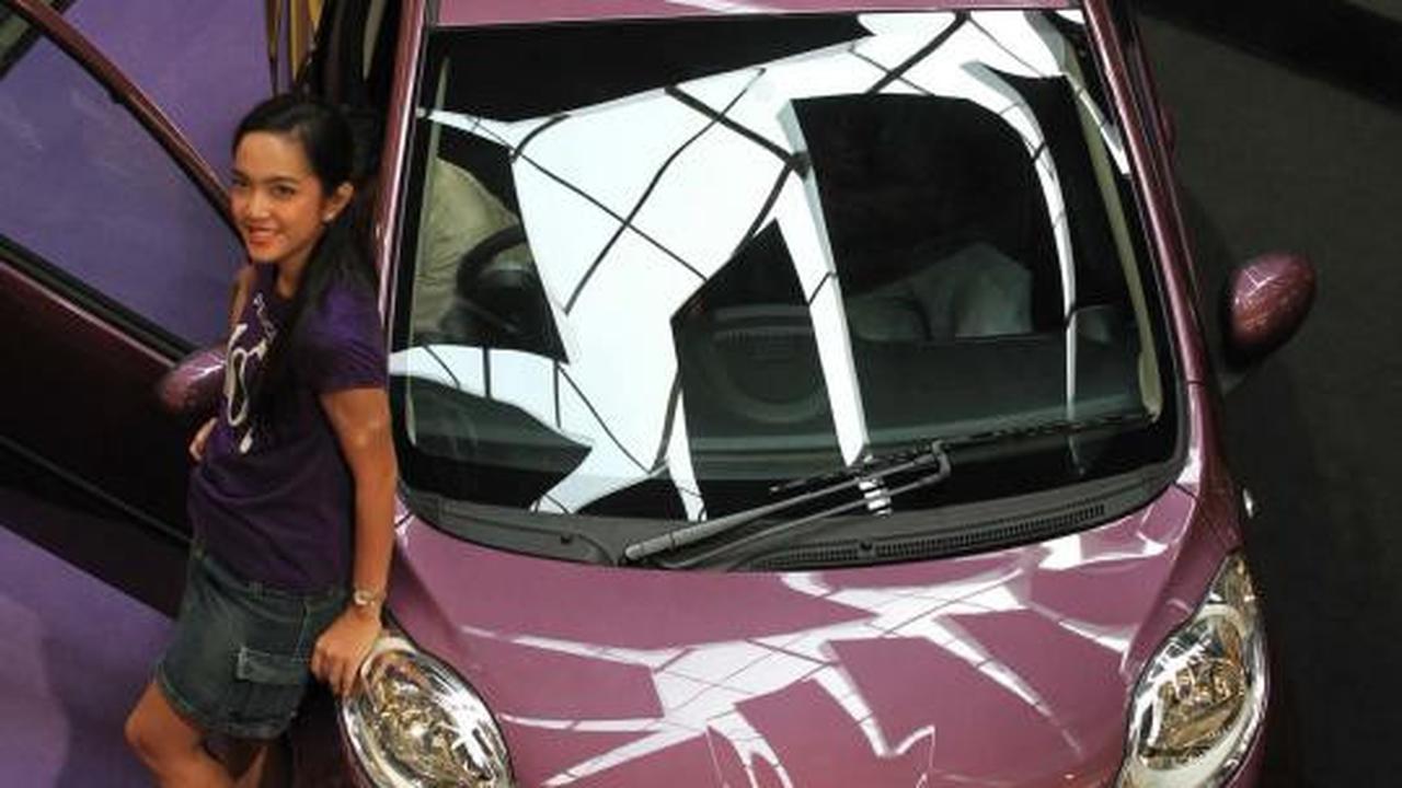 Model cantik saat peluncuran Peugeot 107 di Plaza EX