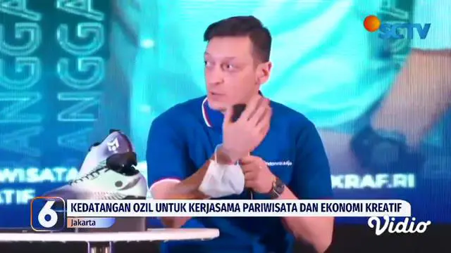Pesepakbola asal Jerman, Mesut Ozil, bertemu dengan Menparekraf Sandiaga Uno pada Rabu (25/05) kemarin. Sandi berharap kedatangan Ozil dapat mengundang wisatawan dari Timur Tengah dan Eropa ke Indonesia.