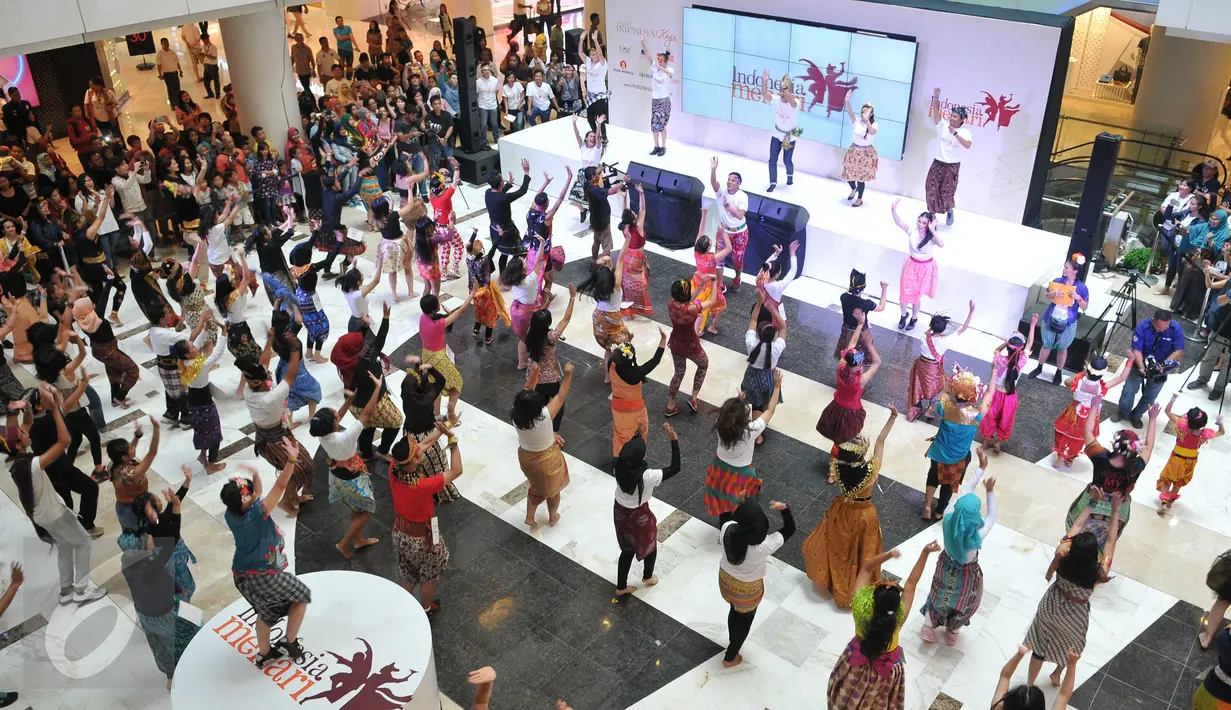Suasana babak final Indonesia Menari 2015 di Mal Grand Indonesia, Jakarta (22/11/2015). Sebanyak 1500 peserta ikut dalam tarian massal dengan koreografi tradisional dan modern. (Liputan6.com/Gempur M Surya)