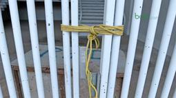 Piintu stadion yang rusak sementara diikat dengan tali sebelum perbaikan di Stadion Utama Gelora Bung Karno, Kamis (22/2/2018). Empat pintu stadion yang mengalami kerusakan adalah zona bernomor 5B, 7B, 9, dan 10. (Bola.com/Nick Hanoatubun)