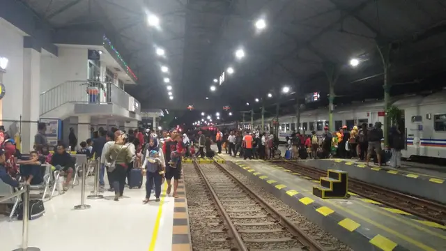 Suasana arus balik lebaran di Stasiun Purwokerto pada H2+2, 8 Juni 2019. (Foto: Liputan6.com/KAI Daop 5 PWT/Muhamad Ridlo)