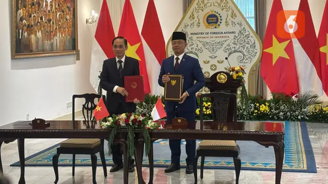 Menlu Vietnam Le Hoai Trung dan Menlu RI Sugiono usai menandatangani Rencana Aksi Implementasi Kemitraan Strategis Komprehensif 2026-2030 di Gedung Pancasila, Kementerian Luar Negeri Republik Indonesia, Jakarta, Selasa (14/7/2026).