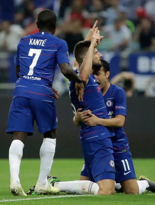 Striker Chelsea, Olivier Giroud berselebrasi dengan rekan-rekannya usai mencetak gol ke gawang Arsenal pada pertandingan Final Liga Europa di stadion Olimpiade di Baku, Azerbaijan (30/5/2019). Chelsea berhasil mengalahkan Arsenal 4-1. (AP Photo/Luca Bruno)