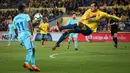 Pemain Las Palmas, Matias Aguirregaray berebut bola dengan  pemain Barcelona, Ousmane Dembele pada jornada ke-26 La Liga 2017-2018 di Estadio Gran Canaria, Kamis (1/3). Barcelona gagal menang karena tuan rumah menahan imbang 1-1. (DESIREE MARTIN/AFP)