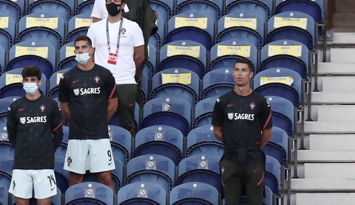 Meski tak bermain, Cristiano Ronaldo tetap memberikan dukungan kepada rekan setimnya. Dia terlihat menonton langsung dari tribun Stadion. (AP/Miguel Angelo Pereira)