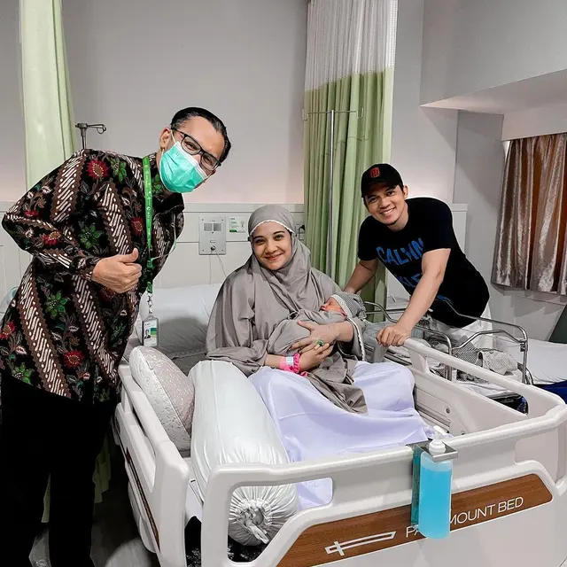 6 Potret Terbaru Zaskia Sungkar Usai Melahirkan, Sudah Semakin Pulih