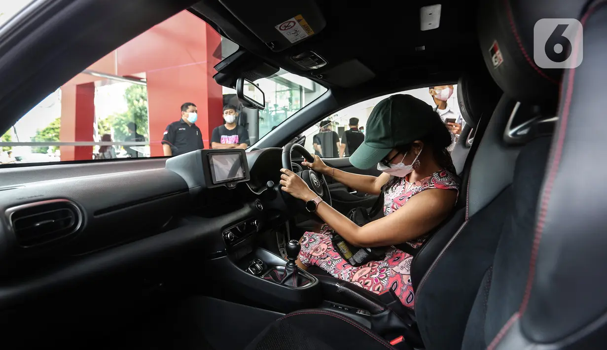 Pengunjung melihat tipe mobil Yaris dengan sentuhan GAZOO Racing (GR) saat acara GR Zone Pertama di Cabang Auto2000 Tebet Saharjo, Jakarta, Rabu (7/12/2022). Auto2000 menghadirkan GR Zone untuk memberikan akses yang lebih dekat dan lebih mudah kepada masyarakat terhadap seluruh informasi dan excitement Toyota Gazoo Racing di Cabang Auto2000 Tebet Saharjo Jakarta. (Liputan6.com/Johan Tallo)
