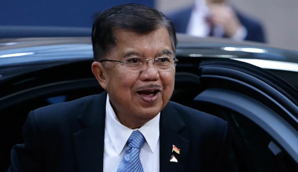 Wakil Presiden Indonesia, Jusuf Kalla saat tiba menghadiri pembukaan KTT ASEM (Asia-Europe Meeting) ke-12 di Brussels, Belgia, (18/10). KTT ASEM ke-12 mengangkat tema Europe and Asia: Global Partners for Global Challenges. (AFP Photo/Aris Oikonomou)
