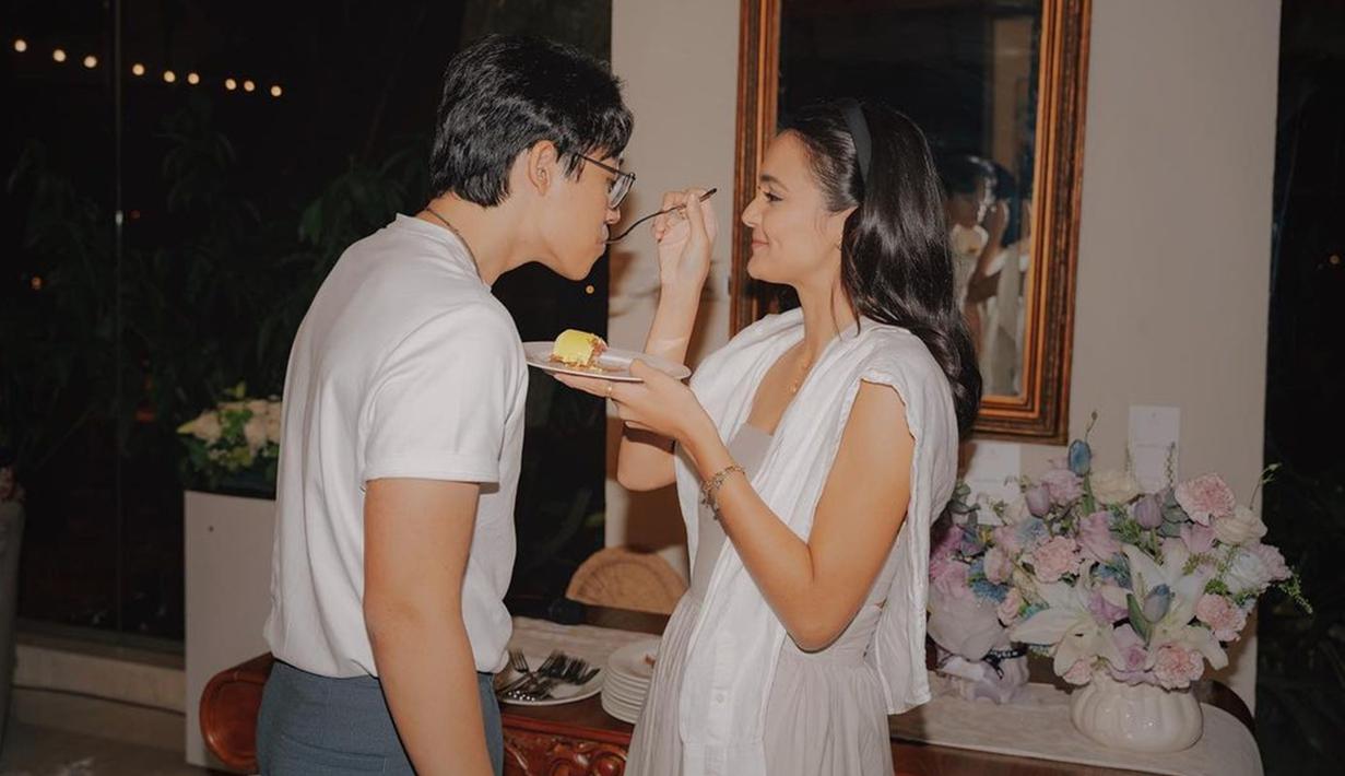 6 tahun rayakan ulang tahun bareng kekasih tentunya menjadi kebahagiaan sendiri bagi Amanda Rawles. Langgeng dan jauh dari gosip miring, banyak netizen yang suka dengan gaya pacaran Amanda dan Adriel. Meski pernah menjalani hubungan jarak jauh dan Amanda kerap dijodohkan dengan sederet lawan mainnya di film hingga web series, namun hubungan keduanya tetap awet. (Liputan6.com/IG/@amandarawles)