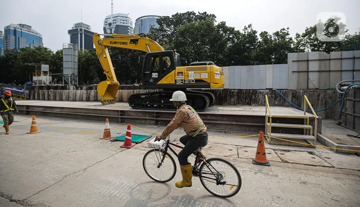 <p>Alat berat yang digunakan pada pembangunan proyek MRT Fase 2 di Monas, Jakarta, Selasa (20/9/2022). Dengan hadirnya Fase 2 ini, total panjang jalur utara-selatan menjadi sekitar 27,8 kilometer. (Liputan6.com/Faizal Fanani)</p>