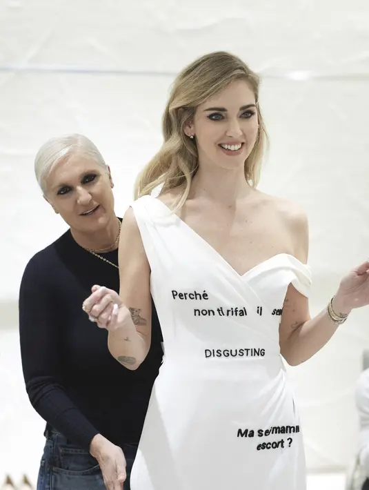 Komentar kasar yang diterima Chiara Ferragni di media sosial dilawan dengan karya arsitektural dan asimetris berwarna putih. 
[dior]
