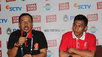 Pelatih PS TNI, Mustaqim dan pemain sayap, Ahmad Nufiandani mengomentari hasil pertandingan melawan Persija Jakarta. (Bola.com/Permana Kusumadijaya)