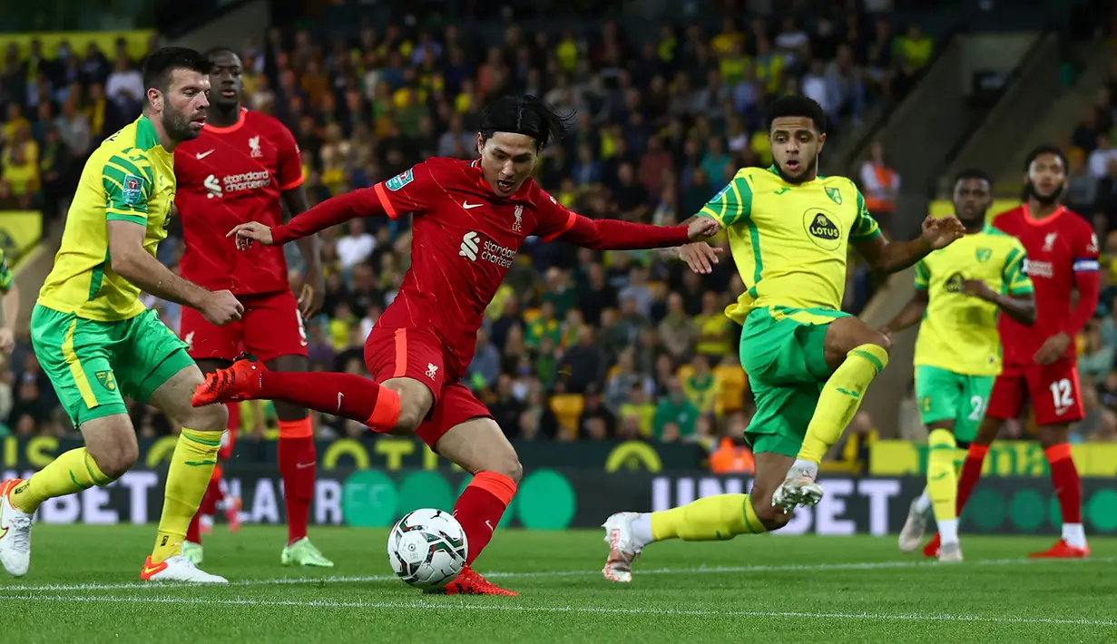 Liverpool unggul 1-0 di menit ke-4 melalui Takumi Minamino. Berawal dari sepak pojok Kostas Tsimikas, bola lantas disundul Divock Origi yang mengarah ke Takumi Minamino yang langsung melepaskan sepakan kaki kanan yang menembus gawang Norwich. (AFP/Adrian Dennis)