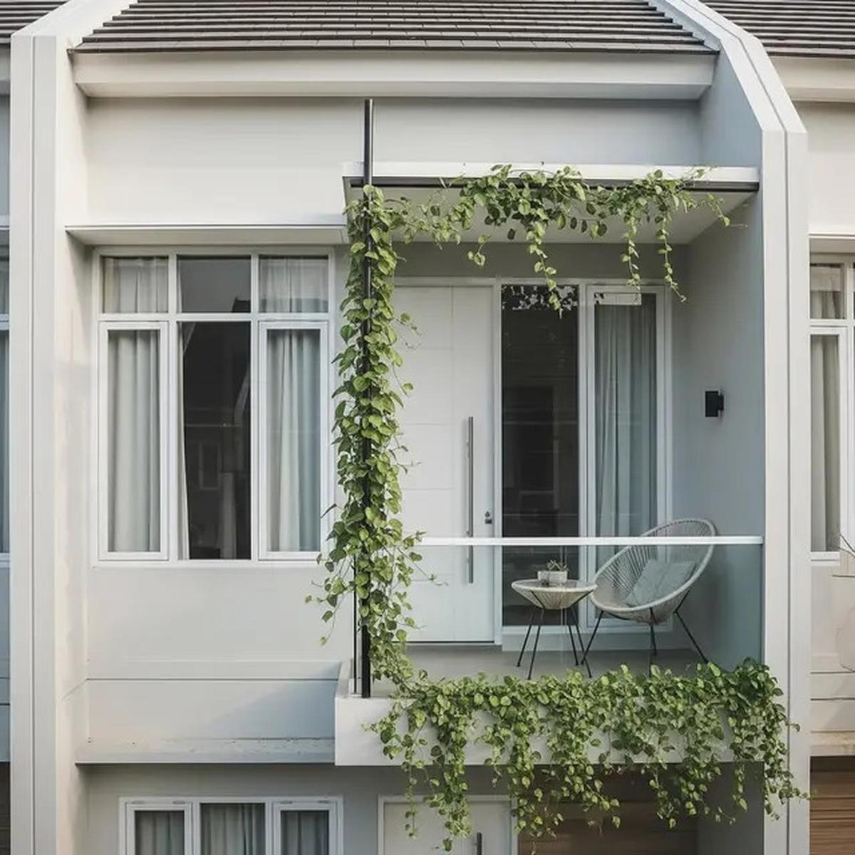 9 Model Teras Belakang Rumah dengan Tiang Tanaman Salur yang Instagramable 2025
