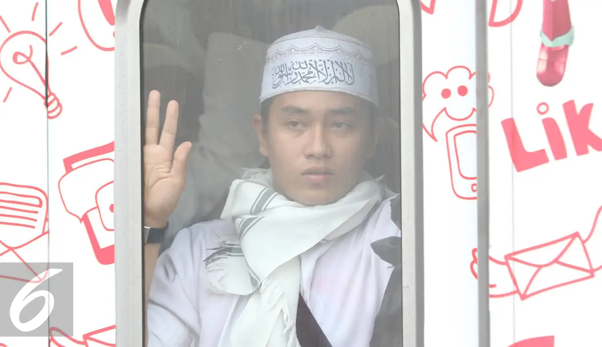 Ekpresi seorang pria yang berada di dalam kereta di Stasiun Juanda, Jakarta, Sabtu (11/2). Mereka adalah peserta yang sebelumnya menggelar kegiatan di Masjid Istiqlal dengan agenda zikir dan tausiyah nasional. (Liputan6.com/Immanuel Antonius)