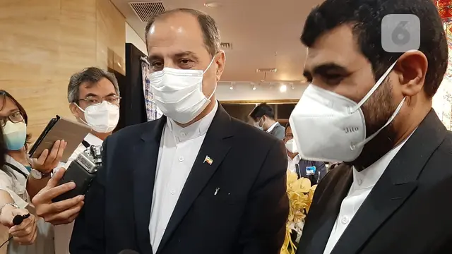 Duta Besar Iran Mohammad Azad (kiri) bersama penasihat budaya di Kedutaan Besar Iran.