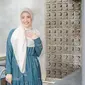 Natasha Rizky tampil elegan dengan padu padan dress warna bold dengan hijab segi empat warna beige cerah. [Foto: IG/natasharizkynew].