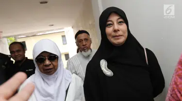 Istri Ustaz Ahmad Alhabsyi, Putri Aisah Aminah memenuhi panggilan polisi di Ditreskrimum Polda Metro Jaya, Rabu (31/5). Putri menjalani pemeriksaan atas tuduhan perampasan disertai kekerasan oleh asisten rumah tangganya. (Liputan6.com/Herman Zakharia)