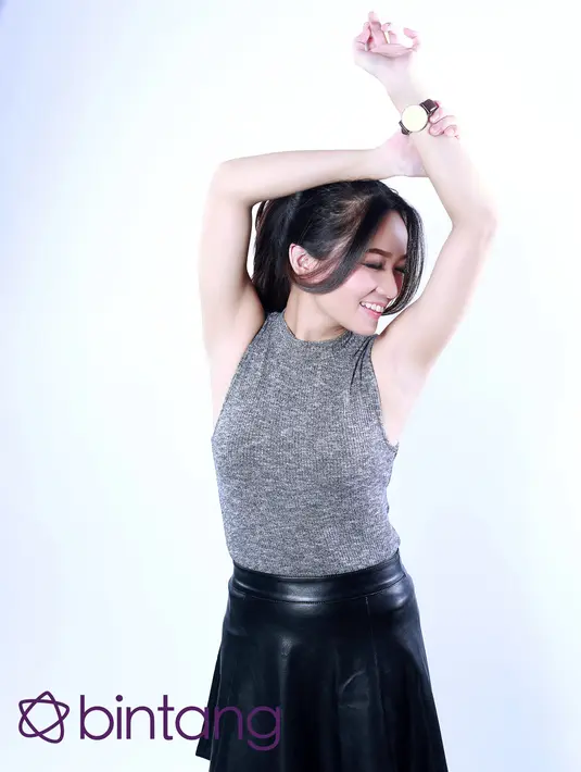 "Aku ingin bisa menghasilkan karya yang nggak cuma aji mumpung, atau bekas anggota ini (JKT48) yang sekarang solo. Pengen bener-bener punya materi dan lagu yang bagus," tutur Stella. (Febio Hernanto, Digital Imaging: Muhammad Iqbal Nurfajri/Bintang.com)