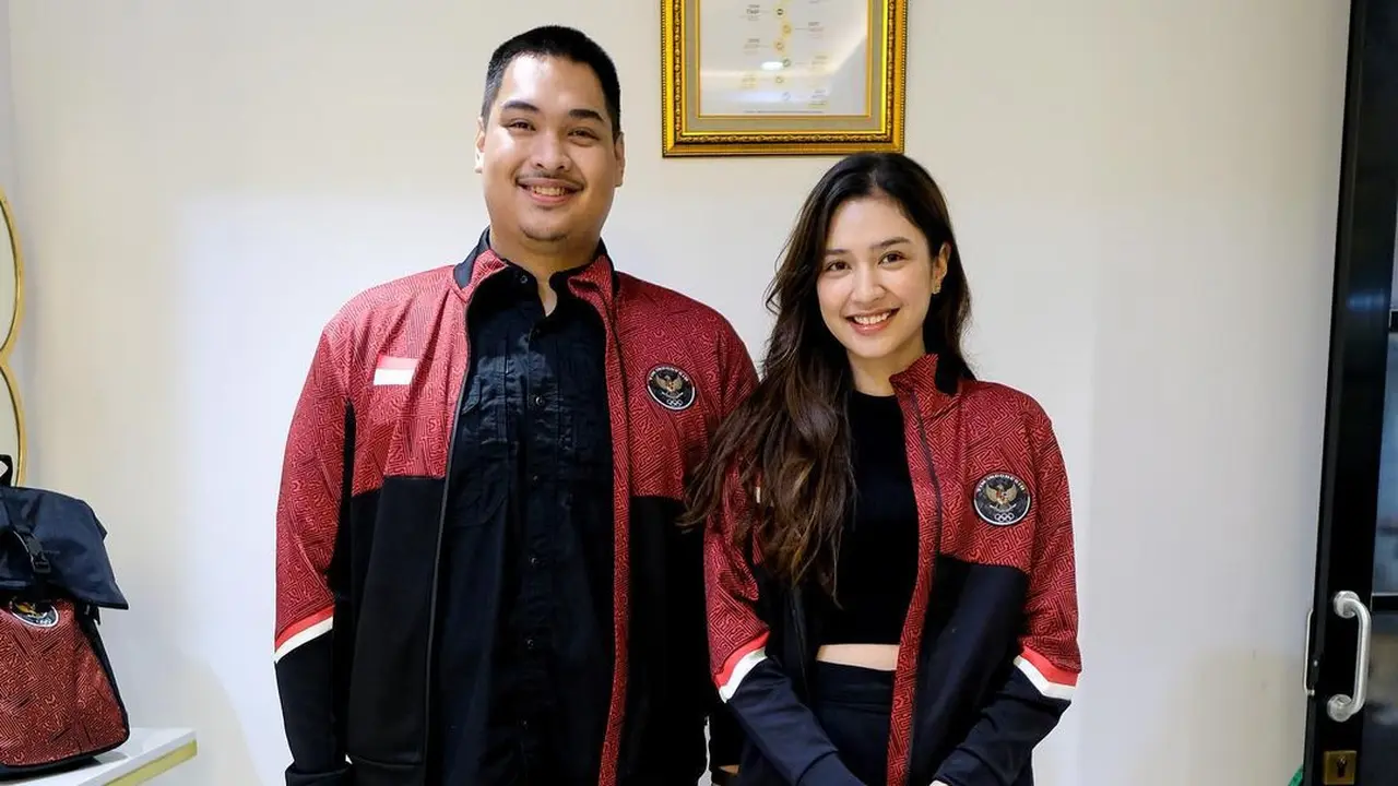 8 Gaya Kasual Mikha Tambayong saat Bertugas Jadi Tenaga Ahli Kemenpora