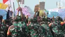 Upaya TNI dalam menghadapi massa hanya sebatas mendorong mundur dengan menggunakan tameng secara perlahan. (merdeka.com/Imam Buhori)