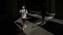 Seorang pejalan kaki memakai masker di pusat kota Santiago, Chili, Rabu (5/4/2022). Chile akan melonggarkan aturan protokol kesehatan Covid-19 pada 14 April dan berhenti mewajibkan penggunaan masker di ruang terbuka. (AP Photo/Esteban Felix)