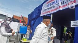 Calon Wali Kota Depok nomor urut 2 Mohammad Idris saat akan menggunakan hak pilihnya dalam Pilkada 2020 di TPS 14 Jatimulya, Depok, Rabu (9/12/2020). Pilkada Depok 2020 diikuti oleh Pradi Supratna-Afifah Alia serta Mohammad Idris dan Imam Budi Hartono. (Liputan6.com/Herman Zakharia)