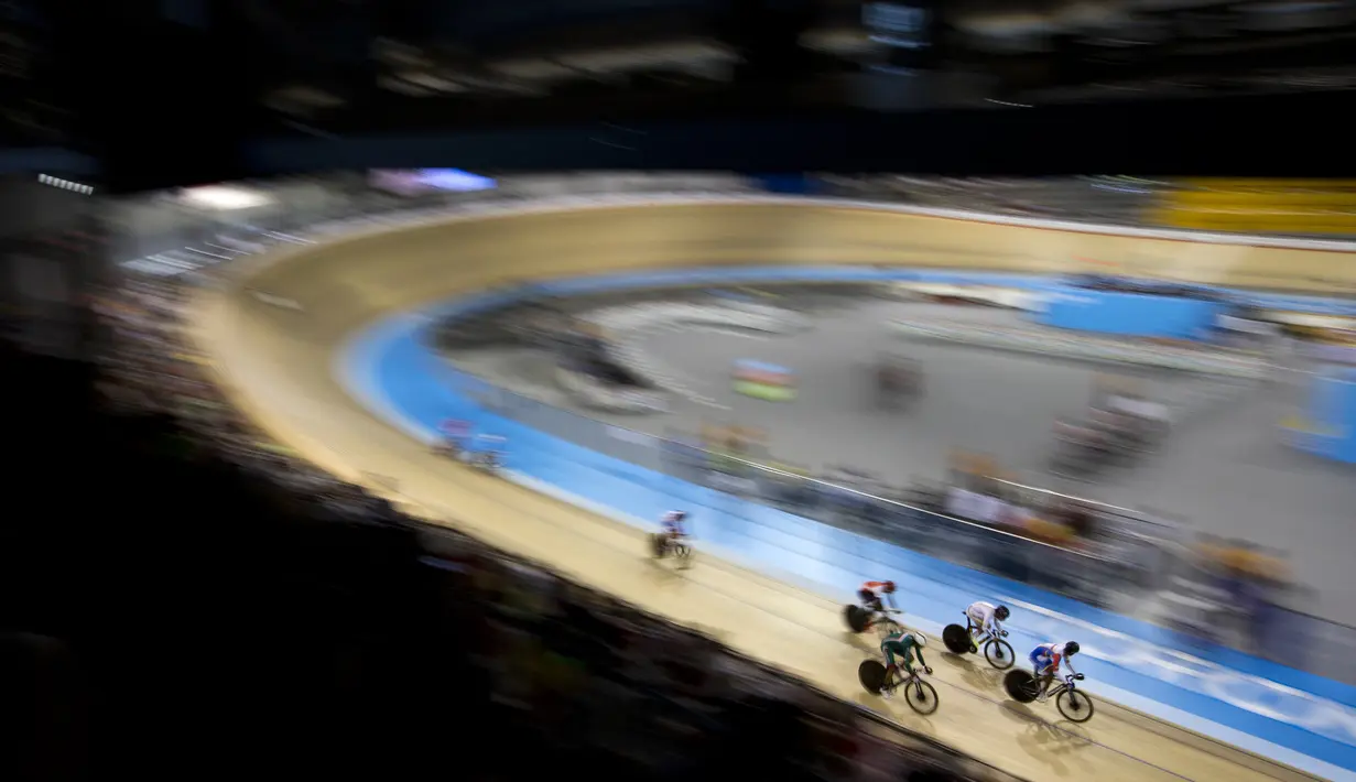 Para pebalap sedang berlomba di nomor trek balap sepeda Pan Am Games 2015 di Milton, Ontario, Kanada. (16/7/2015). (AP Photo/Felipe Dana)