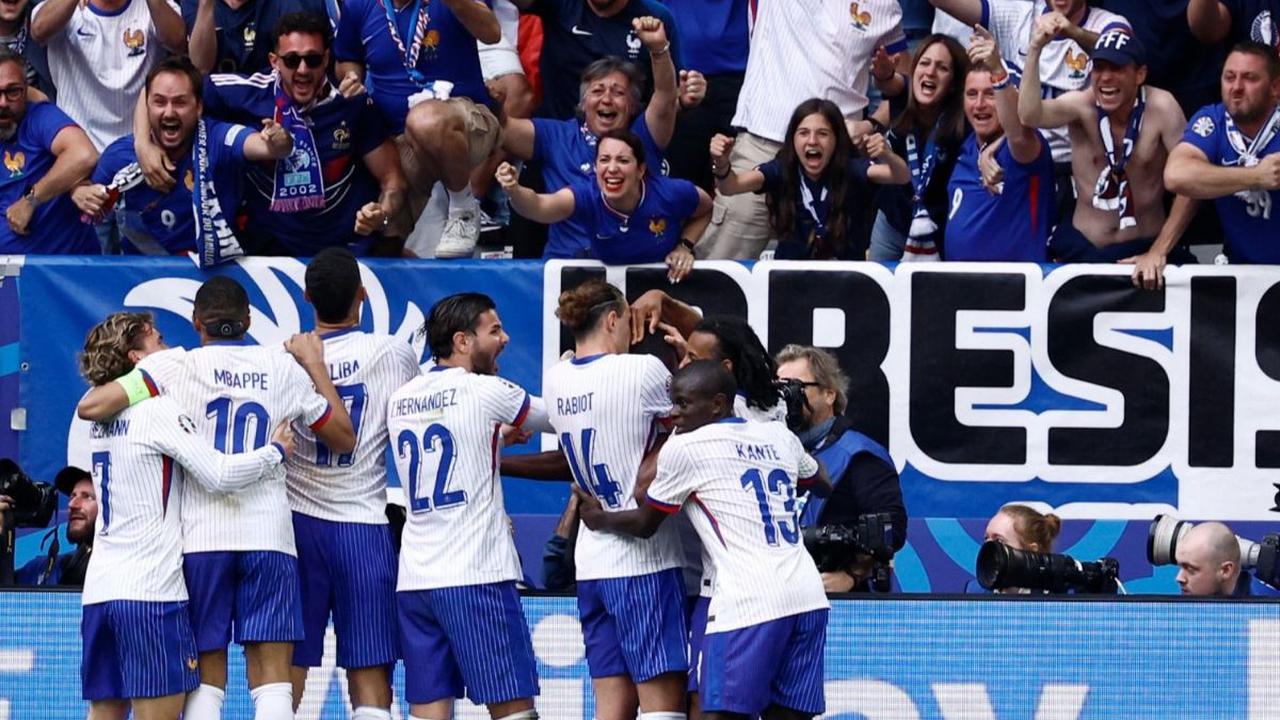 Timnas Prancis sukses mengamankan tiket perempat final Euro 2024 setelah menumbangkan Belgia di Duesseldorf Arena, Duesseldorf, Jerman, pada Senin (1/7/2024). Les Blues, julukan Prancis, lagi-lagi mendapatkan berkah dari gol bunuh diri dalam duel melawan 