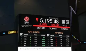 Layar Main Hall Bursa Efek Indonesia (BEI) yang menunjukkan angka Indeks Harga Saham Gabungan (IHSG), Jumat (16/10/2026).