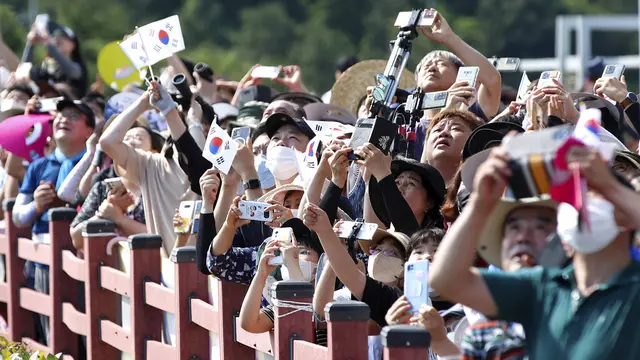 Antusiasme Warga Korea Selatan Saksikan Peluncuran Roket Nuri